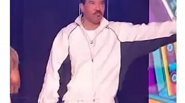American Idol 2026 Lionel Richie Chándal blanco llevado por Lionel Richie tal como se ve en American Idol