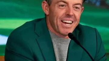 Rory McIlroy El Green Blazer del Masters 2026 en cada hoyo de la ronda final de 2025 junto al campeón del Masters Rory McIlroy