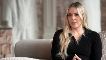 Suéter polo EcoVero Blend acanalado Simkhai Livana llevado por Lindsey Vonn, tal como se ve en Today the April 7 2026