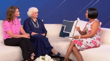 Vestido midi floral sin mangas sin mangas de Prabal Gurung usado por Tamron Hall, visto en la Tamron Hall Show el 2 de abril de 2026