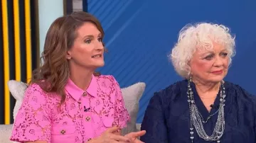 Top frontal de CeCe con cuello de cordón, manga corta y parche y botón en el bolsillo portado por Amy Nofziger, visto en el desfile de Tamron Hall el 2 de abril de 2026