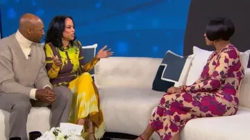 Vestido Lápiz Drapped de Arias New York llevado por Tamron Hall visto en el Tamron Hall Show el 6 de abril de 2026