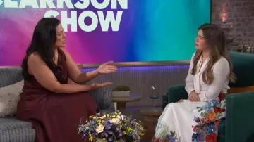 Chemisier nœud papillon en soie de Lilysilk porté par Kelly Clarkson tel que vu dans The Kelly Clarkson Show le 2 avril 2026