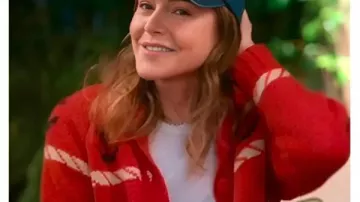 Christa Miller Shrinking S3 Red Voilier Cardigan porté par Liz (Christa Miller) dans Shrinking