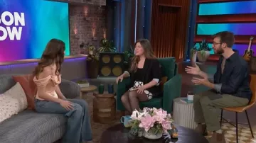 Vestido mini Clio Peppiatt Paloma llevado por Millicent Simmonds, visto en The Kelly Clarkson Show el 3 de abril de 2026