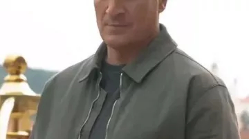 La chaqueta verde de algodón John Nolan de la temporada 8 de Rookie llevada por John Nolan (Nathan Fillion) en The Rookie (S08)