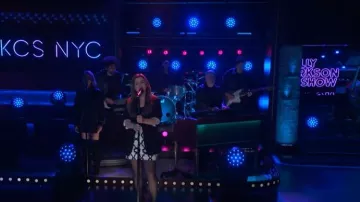 Minijupe en velours en dentelle flockée Milly Jayla portée par Kelly Clarkson telle que vue dans The Kelly Clarkson Show le 3 avril 2026