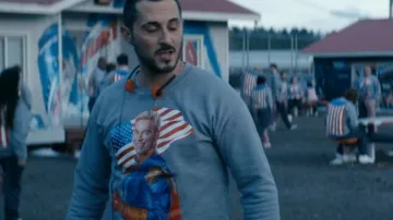 Chemise à manches longues de prisonniers du camp de la liberté Homelander 37 portée par Frenchie / Serge (Tomer Kapon) dans The Boys (S05E01)