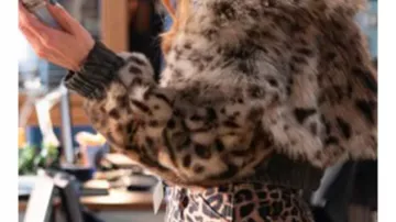 Veste en fourrure de léopard de Morgan Gillory (Kaitlin Olson) à fort potentiel (S02)