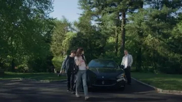 Camiseta clásica de Cherry Auto rehecha que lleva Tori Cooper (Isabel Gravitt) como se ve en Your Friends & Neighbors (S02E01)