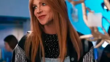 Veste en jean à franges de Kaitlin Olson S02 à haut potentiel portée par Morgan Gillory (Kaitlin Olson) telle que vue dans High Potential (S02)