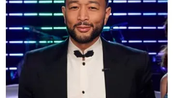 El traje John Legend de The Voice S29 llevado por John Legend tal como se ve en The Voice