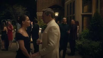 Monique Lhuillier Noir vestido de columna de hombros descubiertos que lleva Mel (Amanda Peet) como se ve en Tus amigos y vecinos (S02E01)