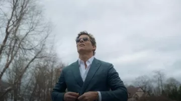 Blazer de lino cruzado verde Zegna llevado por Owen Ashe (James Marsden) como se ve en Your Friends & Neighbors (S02E01)