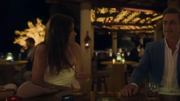 Pochette Mark Cross Romy en toile naturelle portée par Mel (Amanda Peet) telle que vue dans Your Friends & Neighbors (S02E01)