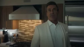 Veste de soirée Grosgrain Jacquard en châle et revers Tom Ford portée par Andrew 'Coop' Cooper (Jon Hamm) telle que vue dans Your Friends & Neighbors (S02E01)