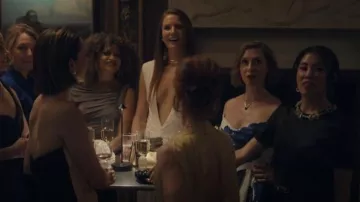 Vestido de baile Gazar estampado de Monique Lhuillier llevado por Gretchen Reagan (Miriam Silverman) visto en Tus amigos y vecinos (S02E01)