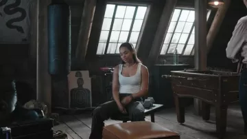 Tank Abercrombie Bra à côtes libres à col coupé porté par Andrea Cruz (Ash Santos) tel que vu dans Marshals (S01E04)