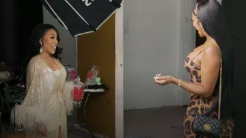 Bolso de hombro de cuero negro Versace Medusa con cadena que lleva Porsha William, tal como se ve en Las verdaderas amas de casa de Atlanta (S17E01)