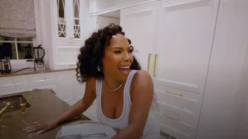 Sujetador de punto jersey del Alo Yoga Tennis Club llevado por Kelli Ferrell, tal como se ve en The Real Housewives of Atlanta (S17E01)