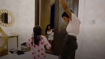 Polo en soie courte et coton Loewe portée par Phaedra Parks, comme on le voit dans The Real Housewives of Atlanta (S17E01)