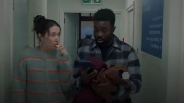 Cárdigan cuadrado de rayas Topshop que lleva Lisa (Siobhán Cullen) como se ve en Babies (S01E01)