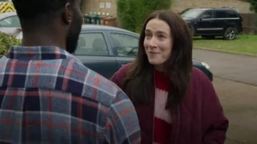 Chaqueta acolchada Vinted Primark Burgundy llevada por Lisa (Siobhán Cullen) vista en Babies (S01E01)