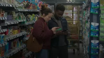 Bandolera de ante Minobossi usada por Lisa (Siobhán Cullen) como se ve en Babies (S01E01)
