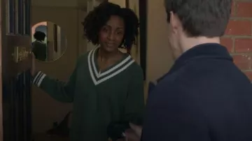 Siguiente jersey de críquet con cuello en V que lleva Tina (Tracy Anne Green) visto en Babies (S01E01)
