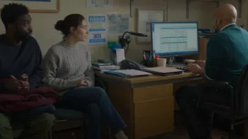 Jersey de punto gris Vinted Piazza Italia Trenzado que lleva Lisa (Siobhán Cullen) tal como se ve en Babies (S01E02)