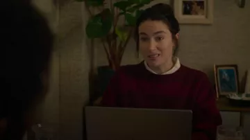 Raya de ante de ante de YMC Trija burdeos de punto y que lleva Lisa (Siobhán Cullen) tal como se ve en Babies (S01E02)