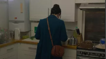 Bolso de hombro con bolso marrón de Komst Komst que lleva Lisa (Siobhán Cullen) tal como se ve en Babies (S01E02)