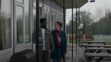 Siguiente Soft Touch High Neck que lleva Lisa (Siobhán Cullen) como se ve en Babies (S01E02)