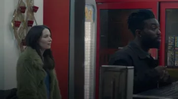 Boohoo Luxe Abrigo de Piel Sintética que lleva Lisa (Siobhán Cullen) tal como se ve en Babies (S01E03)