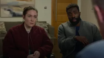 Chaqueta acolchada Vinted Primark Burgundy que lleva Lisa (Siobhán Cullen) tal como se ve en Babies (S01E03)