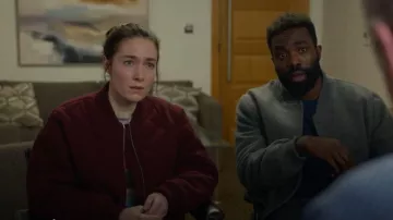 Jersey de rayas arcoíris Vinted Heyton que lleva Lisa (Siobhán Cullen) tal como se ve en Babies (S01E03)