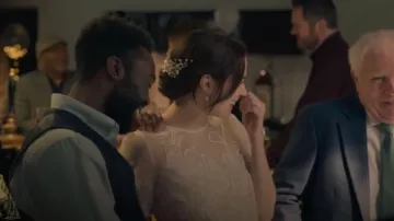 Blusa nupcial floral Monsoon Rosie Lace, llevada por Lisa (Siobhán Cullen) como se ve en Babies (S01E03)