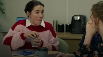 S F Jeans Co Aware Jersey que lleva Lisa (Siobhán Cullen) visto en Babies (S01E04)