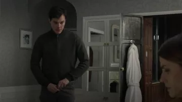Prochain pull premium en coton à fermeture éclair quart porté par Dave (Jack Bannon) tel que vu dans Babies (S01E04)
