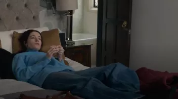 Sunspel Lambswool Honey Sweatneck Sweat Blue Jeaner usado por Lisa (Siobhán Cullen) como se ve en Babies (S01E04)