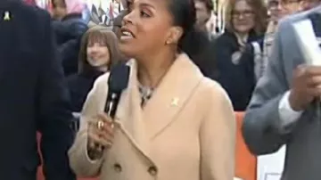 El abrigo de cuello camello Sheinelle Jones de The Today Show tal como se ve en Today