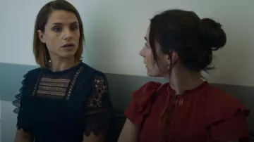 Robe Midi Coast Lace Mix portée par Amanda (Charlotte Riley) telle que vue dans Babies (S01E04)