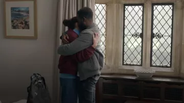 Boohoo Man grand veste bomber Melton brodée régulière portée par Stephen (Paapa Essiedu) telle que vue dans Babies (S01E04)