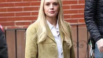 Veste en daim Lindsay Lohan de Count My Lies portée par Violet Lockhart (Lindsay Lohan) telle que vue dans Count My Lies (S01E01)