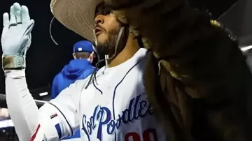 Chaqueta de jonrón de los Caniches de Amarillo en Minuto de los Caniches: Corrin Davis se sienta con Zach Robbins