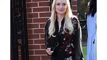 Robe noire de Count My Lies Lindsay Lohan portée par Violet Lockhart (Lindsay Lohan) telle que vue dans Count My Lies (S01E01)