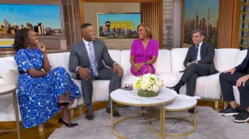 Vestido midi de popelina estampado por Prada que lleva Deborah Roberts y aparece en Good Morning America el 8 de abril de 2026