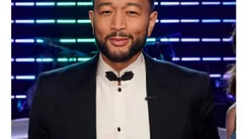 Camisa blanca de vestir John Legend de The Voice S29 llevada por John Legend tal como se ve en The Voice