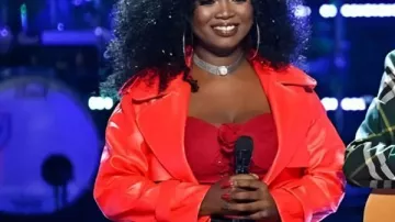 The Voice Temporada 29 Alexia Jayy Abrigo rojo