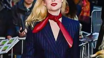Margo tiene problemas de dinero Elle Fanning Blazer azul de rayas